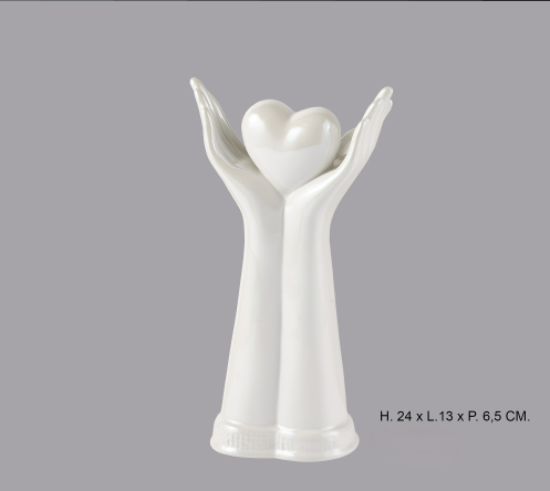 Statua “reggi il mio cuore”