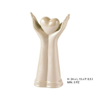 Statua "reggi il mio cuore"